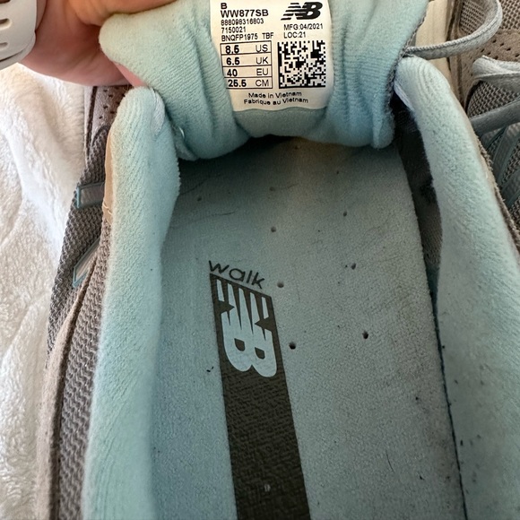 Used - New Balance Women’s Shoe 877 Silver / Grey with Blue Detail - Picture 6 of 13